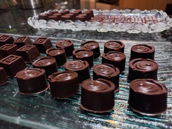 Bombons de Chocolate Negro com recheio de compota