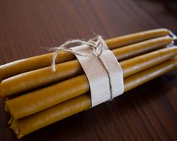 Velas tradicionais de cera de abelha feitas à mão