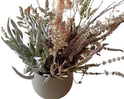 Arranjo de flores secas em vaso decorativo