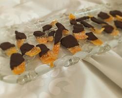 Tirinhas de laranja cristalizada com chocolate preto